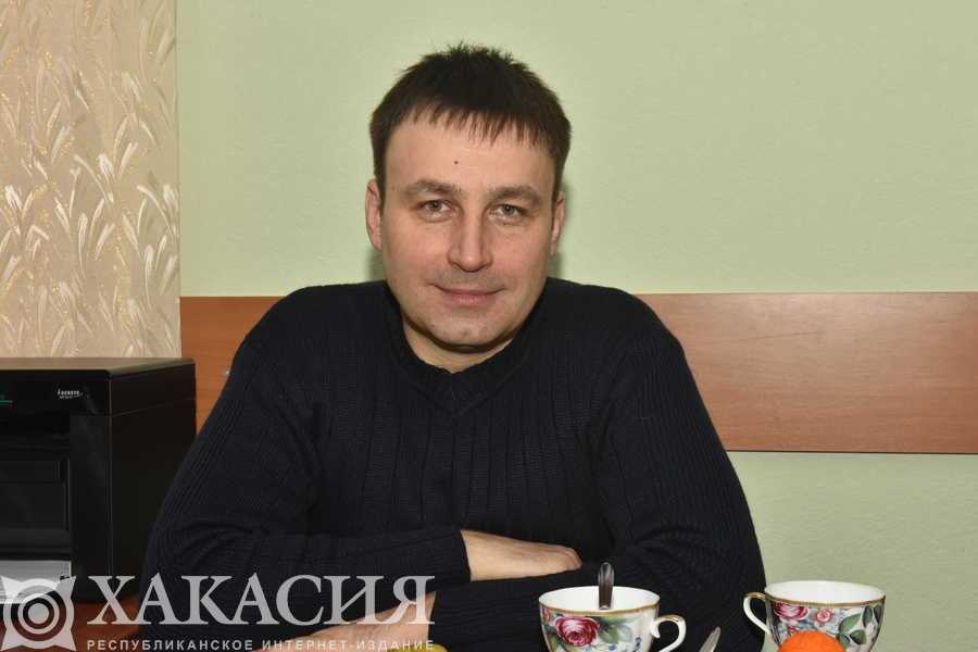 Владислав Косарев спел для читателей газеты «Хакасия»